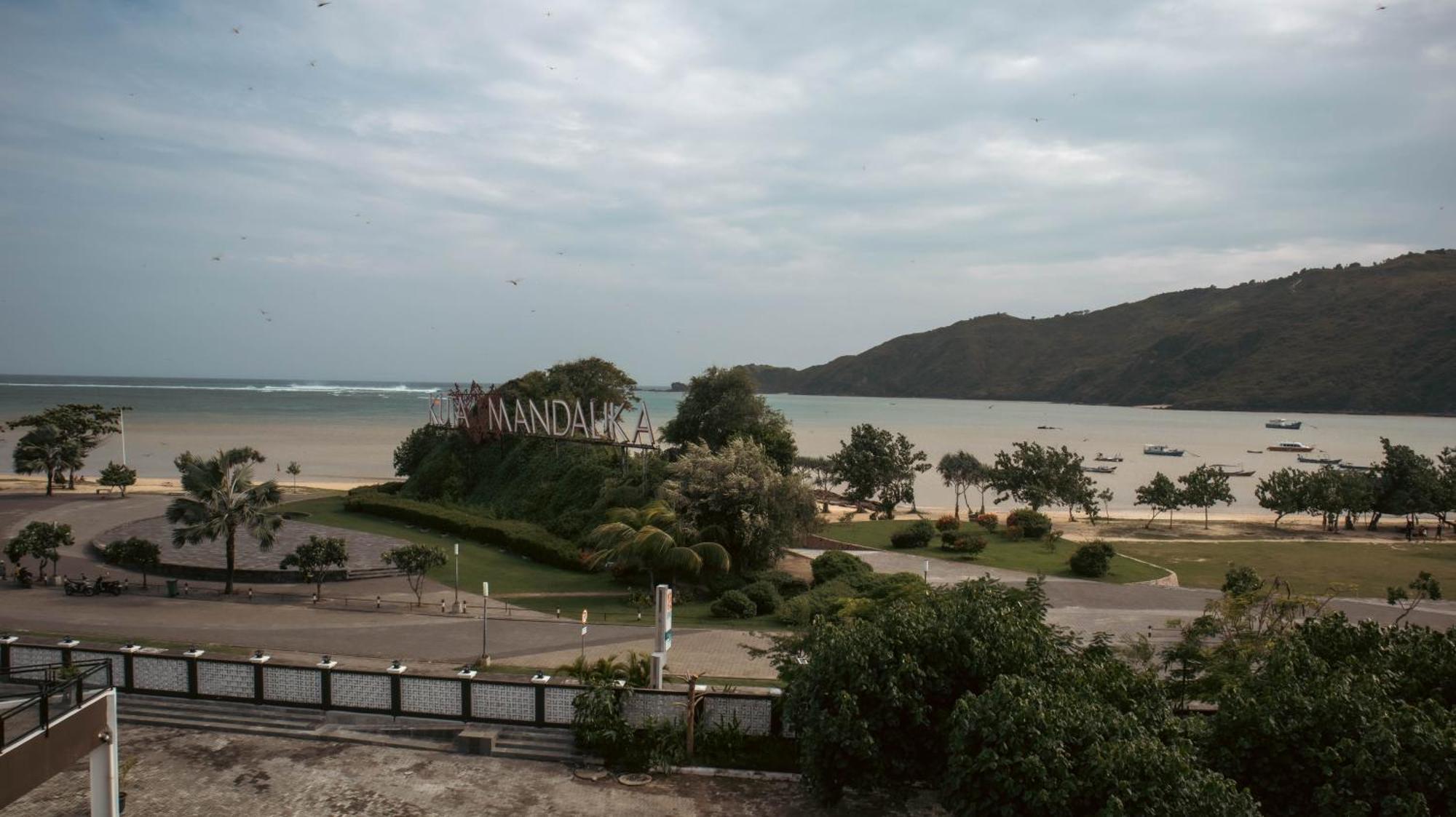 Raja Hotel Kuta Mandalika Resort & Convention Exterior photo